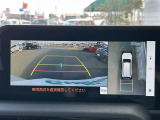 【パノラミックビューモニター】クルマを真上から見下ろした視点で駐車をサポートします!クルマの斜め後ろや真横など、いち早く障害物に気が付くことができます。