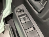 前席に電動パワーウインドウを装備。