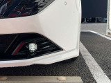 「LEDフォグランプ」霜や雨などの悪天候時に視界を確保するために自動車に取り付けられる補助灯です。