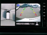 リバースにシフトするとまるで上空から見下ろしているような感じにナビゲーション画面に映し出します