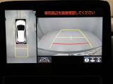 パノラミックビューモニターを装備。駐車場や交差点でクルマを真上から見るように周囲を確認できます。機能の詳細は販売店スタッフまでおたずねください。