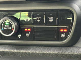 運転席&助手席シートヒーター付。寒さが厳しい冬の朝でも座面を暖めて快適なドライブを。2段階の温度調整が可能です。