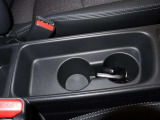 手に取りやすい位置にドリンクホルダーが付いて、運転中も目線を落とさずに水分補給が出来ますよ(*^^*)