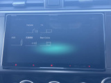 FM/AMやテレビ、AUXなどの選択項目が画面上に並び、使いたい音源を確認しやすい構成です。日々の移動に合わせて選べる便利な装備として、車内で活用いただけます。
