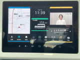 地図やテレビ、音楽などの情報をひとつの画面で確認でき、目的地の検索からお気に入りの音源再生まで、毎日の移動を便利にサポートします。表示が見やすく、使いたい機能を選びやすいのも魅力です。