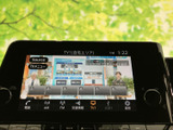 停車中にテレビ番組を視聴でき、休憩時間や待ち時間を車内で過ごす際にも便利です。画面からテレビの選択やメニュー確認ができ、身近な情報を映像でチェックできます。