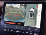後方の映像に加えて車両周囲の表示も確認でき、駐車時の位置合わせをサポートします。ガイド線を目安に周囲を確認しながら操作できるため、狭い場所での駐車にも心強い装備です。