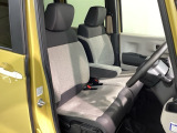 運転席、助手席☆ともにゆとりのある空間となっております♪