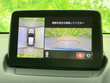 後方映像に加えて車両周辺の表示も確認でき、駐車時の周囲確認をサポートします。画面のガイド表示を目安に、落ち着いて操作しやすい装備です。