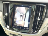【360&deg;ビューカメラ】4台の高解像度カメラで360度の鳥瞰図を表示。隣の車や壁、死角にある障害物などを画面で確認できるため、狭いスペースでの駐車・出入りも安心です。