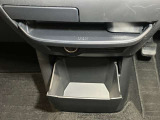 お気に入りのCDなどが収納できる格納式ボックス★