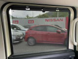 ☆ 【ロールサンシェード】日差しや車外からの光が眩しいときにサッと引き出して使える、ロール格納タイプのサンシェードを装備。後席に乗ったお子様がウトウトしだした時など、ぜひご活用ください ☆