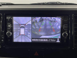 【アラウンドビューモニター】自車周辺をぐるりと俯瞰できるカメラで危険を察知。上空からの映像で自動車や障害物の位置が詳細に確認できるので、狭い駐車場でも安心して駐車できますね。