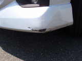 フロントバンパーにご覧のようなキズがございますので、現車でのご確認を宜しくお願いいたします。