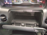 運転席前にも収納スペースがございます!