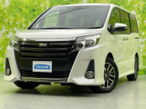 力強さを感じさせるフロントグリルと、すっきりしたボディラインが印象的です。白い車体に黒いアクセントが映え、正面から斜めにかけて存在感のある佇まいを演出しています。