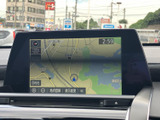 地図を大きく表示し、現在地や周辺の道路をひと目で確認しやすい画面です。縮尺表示や目的地、地点登録などの項目も並び、行き先の確認からルート設定までスムーズに活用できます。