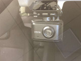 前後方録画タイプのドライブレコーダーを装着しています。機能の詳細につきましては、展示店舗までお尋ねください。