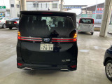 車両後方よりライトとウインカーを点灯させた状態です