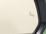 《ブラインドスポットモニター(BSM)》隣の車線を走るクルマをレーダーで探知。ドアミラーでは確認しづらい死角エリアのクルマを、ミラーについたLEDインジケーターを点滅させ、ドライバーに注意を促します。