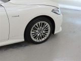 装着タイヤサイズは、225/45R18です。純正アルミホイールを装着しております。