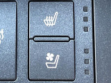 【シートヒーター&ベンチレーション】夏場は涼しい風でお尻や背中の熱やムレを防ぎ、冬はエアコンよりも早く温まってポカポカに!季節を問わず快適に過ごせます。