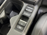 傾斜面でのスリップの危険を最小限に防ぐヒルディセントコントロールを装備しています。スイッチを軽く引くだけで、パーキングブレーキが作動します。