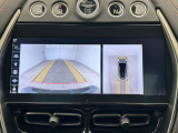 周囲の状況を鮮明な映像でモニターに映し出す360&deg;カメラシステム。駐車時や狭い路面での取り回しをスマートにサポートし、美しいボディを保ちながら安心感のある快適なドライビングを叶えます。