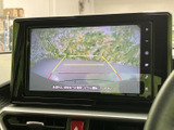 後方の様子を画面で確認でき、ガイドラインも表示されるため、駐車時の位置合わせをサポートします。周囲を目視で確認しながら活用でき、狭い場所での駐車にも便利な装備です。