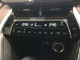 【左右独立温度コントロールフルオートエアコン】ハイブリッド車は、ドア開閉、着座有無、バックル着脱、助手席側スイッチ操作により、人が乗っていない席を判断、空調を抑制する制御を採用しています。