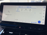 大画面にナビゲーションや各種メニューが表示され、画面上の案内に沿って目的地の検索や設定を進められます。日々の移動をサポートする装備です。