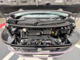 エンジンルームもきれいな状態です。日産のメカニックが点検整備をさせていただいてからのご納車となります