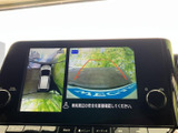 後方の映像に加えて車両周辺の状況も画面で確認でき、駐車時の安全確認をサポートします。ガイド表示を目安に周囲を見ながら操作でき、狭い場所での駐車にも役立ちます。