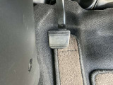 足踏み式パーキングブレーキです。