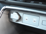 ★アクセサリーソケット&USBジャック★空気清浄機 などの12V対応の車載アクセサリーをご使用いただけます。USBジャックも2口設置されていますので、スマートフォンなどの充電に便利です!