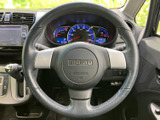 握りやすい形状で、運転中の姿勢を保ちながらハンドル操作がしやすい印象です。手元にはスイッチも備わり、視線を大きく動かさずに操作できる便利さがあります。