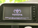 ナビ画面と音声関連の操作をまとめて行えるシステムを備えています。画面まわりにボタンが配置され、目的地設定やオーディオ選択など、日常の移動を支える装備として活用できます。