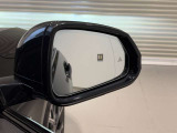 BMWのミラーは車種によって異なりますがレーンチェンジウォーニングが装備されております。詳しくは当店スタッフまでお問い合わせくださいませ。