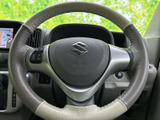 握りやすい形状で、左右のスポークにはスイッチを備えています。運転姿勢のまま手元で操作しやすく、前方を見ながら車内機能を扱いたい日常の運転に便利です。
