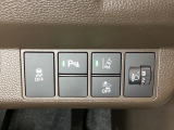 ハンドルの右側にはヘットライトリベライザーとHondaセンシング用のメインスイッチがついています。ヘッドライトリベライザーは道路状況や積荷の加重に応じてライトの高さを調節できます。