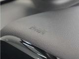 ◆助手席エアバッグ◆SRSエアバッグは、シートベルトだけでは防ぎきれない衝突時の衝撃から乗員を守るための安全装置。衝突時に瞬時に膨らみ、頭部や胸部がダッシュボードに直接衝突するのを防ぎます。