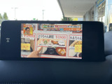 テレビ番組を画面で視聴できる装備です。停車中の待ち時間などに映像を楽しめるため、お出かけ先での休憩時間も過ごしやすく、日常の便利さにつながります。