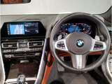 【ハンドル】ドライバーとBMW車の一体感がダイレクトに伝わるステアリングホイール。形状・太さへの拘りに加えて、操作性を高める為にスイッチ類も配置。クイックかつ安定のドライビングを体感下さい!