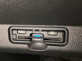 ハンドルの左下にETCがついています。高速道路の料金所の通過も楽々です。 カードの取り出しもしやすい場所についています。
