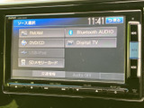 FM・AMやBluetooth、DVD・CDなど、画面から音源を選べる仕様です。普段使うメディアを選びやすく、移動中の音楽やラジオを楽しみたい方にも便利です。