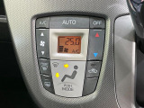 【オートエアコン】一度お好みの温度に設定すれば、車内の温度を検知し風量や温度を自動で調整。暑い&hellip;寒い&hellip;と何度もスイッチ操作をする必要はありません。快適な車内空間には必須の機能ですね♪