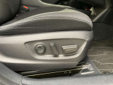 運転する時はドライビングポジションが気になりますよね。パワーシートで座席位置の微調整もしっかりできます。高級感がある装備としても人気があります。