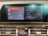 【ⅰドライブナビゲーション】文字情報も鮮明に表示する高解像度カラーディスプレイを採用。視認性に優れた地図デザインと特徴的な建造物を目印にした描写表示で現在位置を把握できます。地図データの更新も可能です