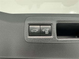 電動式バックドアです。 荷物を持ったままでもボタン一つで自動的に開け閉めできるので便利ですよ。 挟み込み防止機能も付いていますのでお子様の手や荷物を挟み込むのを防いでくれますよ。