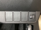 ハンドルの右側にはヘットライトリベライザーがついています。ヘッドライトリベライザーは道路状況や積荷の加重に応じてライトの高さを調節できます。